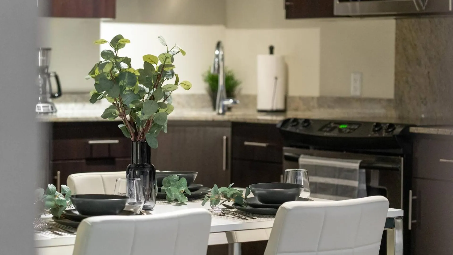 The Prime Downtown | Luxe Condo + Free Parking Calgary Canada