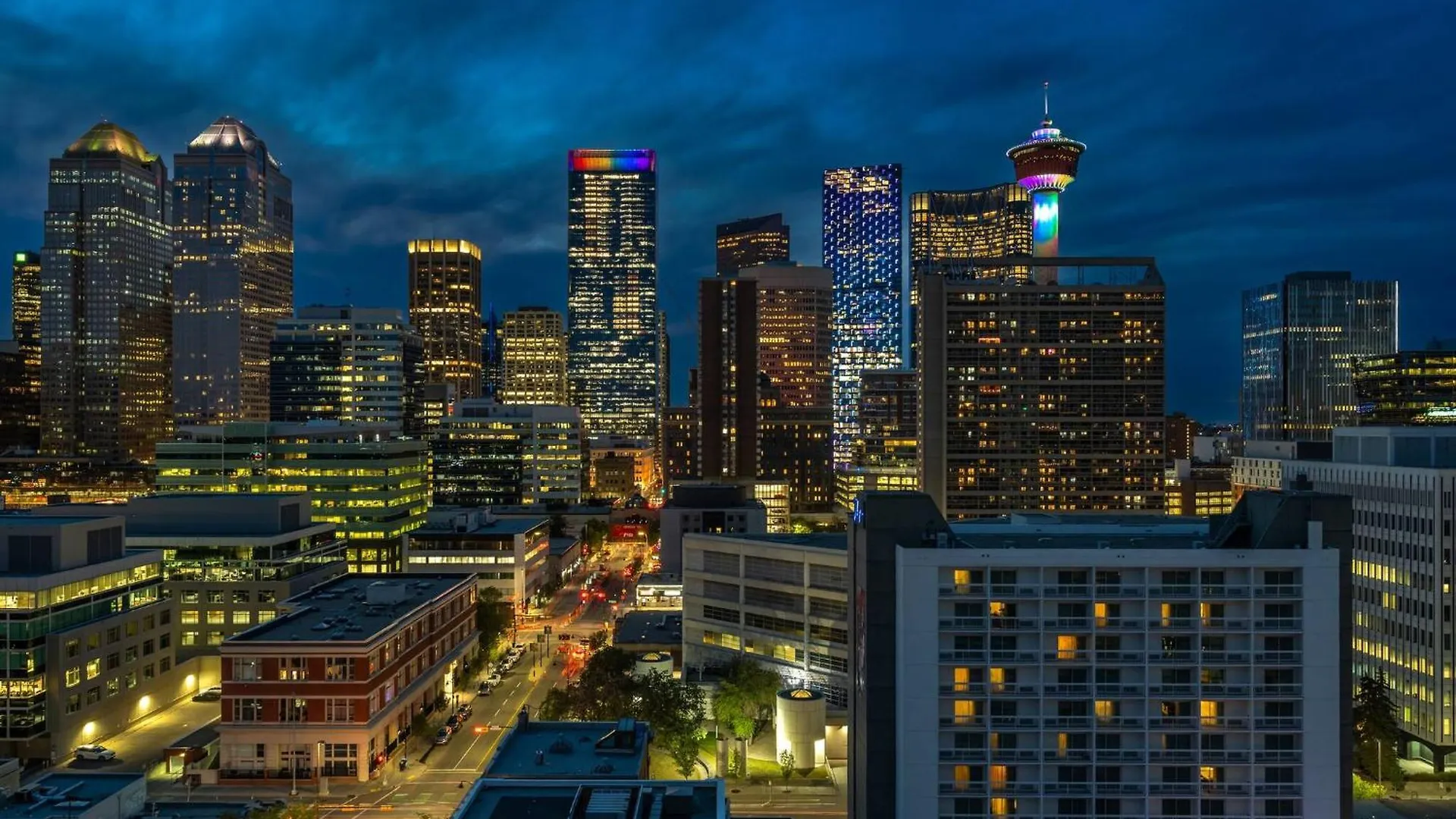 The Prime Downtown | Luxe Condo + Free Parking Calgary