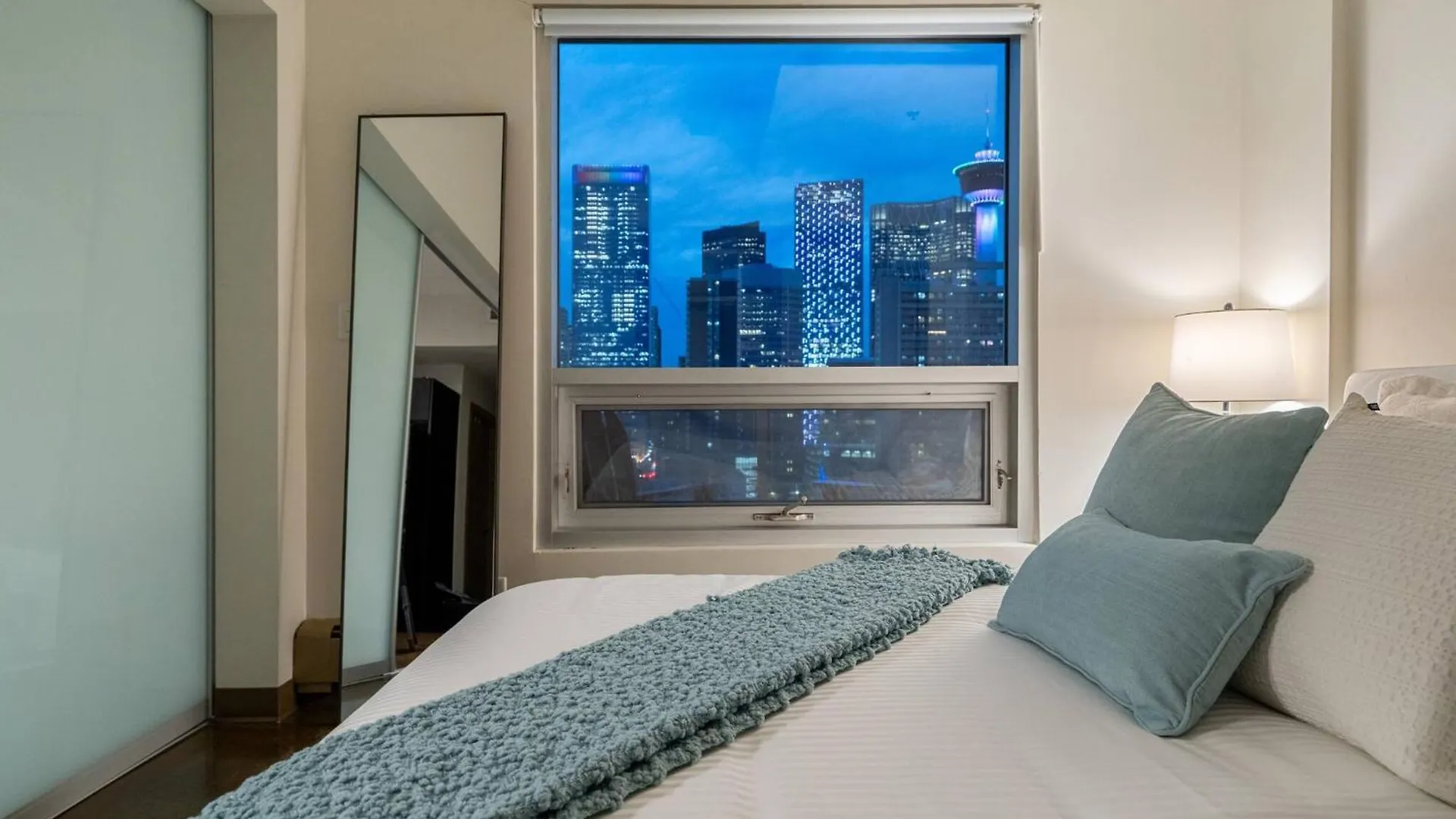 The Prime Downtown | Luxe Condo + Free Parking Calgary