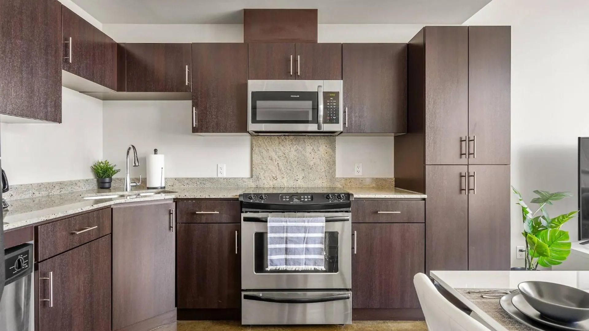 Apartment The Prime Downtown | Luxe Condo + Free Parking Calgary Canada