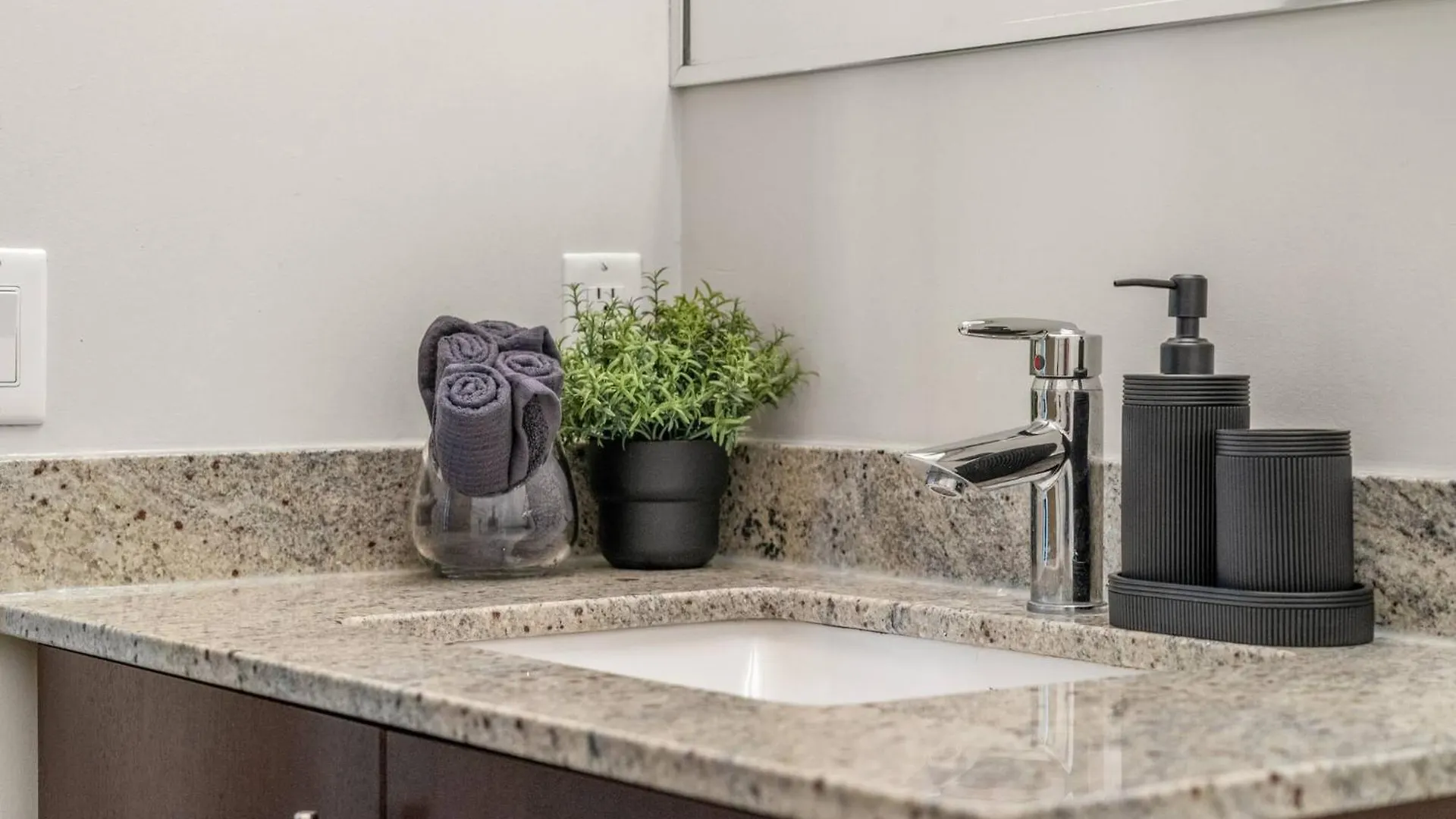 The Prime Downtown | Luxe Condo + Free Parking Calgary Canada