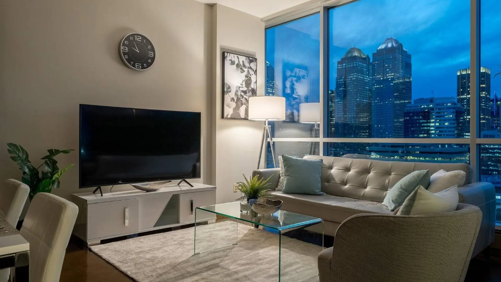 The Prime Downtown | Luxe Condo + Free Parking Calgary Canada