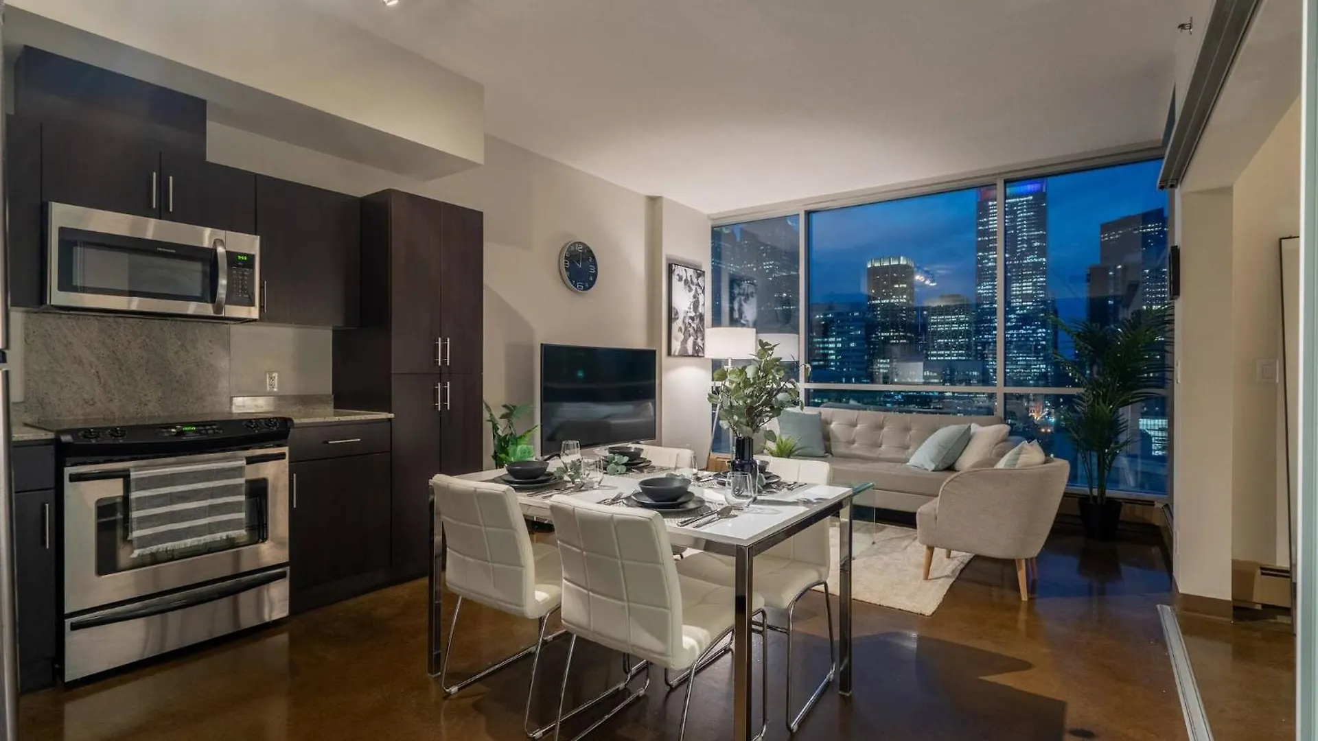The Prime Downtown | Luxe Condo + Free Parking Calgary 0*,
